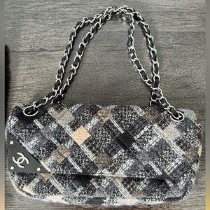CHANEL
Multicolor Tweed East/West Medium